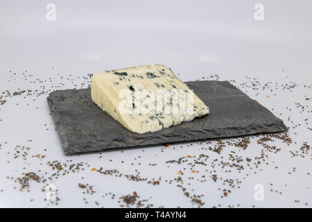 L'ardesia un vassoio di formaggi con una fetta di bleu (formaggio blu con il latte di pecora) Foto Stock