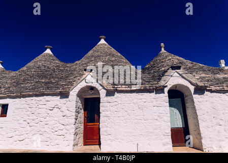 Piastrelle di pietra la copertura dei tetti dei trulli di Alberobello, una città italiana a visitare in un viaggio in Italia. Foto Stock