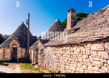 Piastrelle di pietra la copertura dei tetti dei trulli di Alberobello, una città italiana a visitare in un viaggio in Italia. Foto Stock