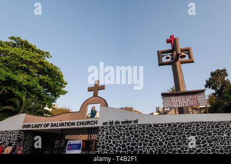 11-Apr-2019- Nostra Signora della Salvezza Chiesa conosciuta come Chiesa Portoghese costruito originariamente nel 1596-SK Bole Road Dadar (W),Mumbai India Maharashtra Foto Stock