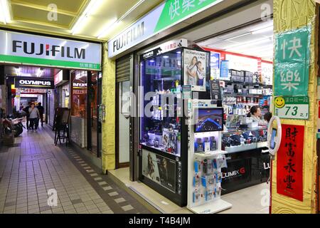 TAIPEI, Taiwan - 3 dicembre 2018: fotografia di Specialità strada per lo shopping in Taipei, Taiwan. Celebre telecamera Street si trova nel quartiere Zhongzheng. Foto Stock