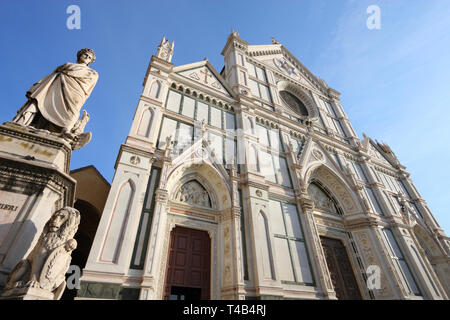 Basilica di Santa Croce (Basilica di Santa Croce), la principale chiesa francescana di Firenze, Italia. Neo-gotica facciata. Statua di Dante sulla sinistra. Foto Stock