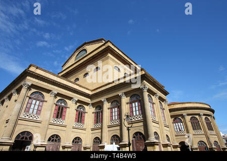 Palermo, Sicilia isola in Italia. Il Teatro Massimo Vittorio Emanuele - terzo più grande opera house in Europa. Foto Stock