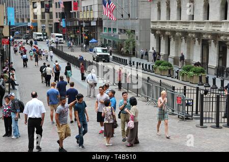 NEW YORK - luglio 2, 2013: la gente visita Broad Street in Lower Manhattan a New York. Quasi 19 milioni di persone vivono in area metropolitana di New York City. Foto Stock