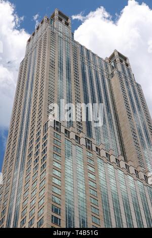 CHICAGO, Stati Uniti d'America - 28 giugno 2013: 900 North Michigan grattacielo a Chicago. È 265m di altezza e come di 2013 è il venticinquesimo edificio più alto negli Stati Uniti. Foto Stock