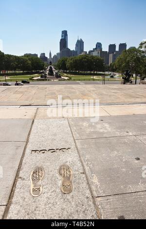 PHILADELPHIA, Stati Uniti d'America - 12 giugno 2013: gradini rocciosi monumento a Philadelphia. Il monumento commemora acclamato film Rocky dal 1976. Foto Stock