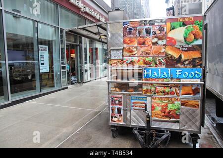 NEW YORK, Stati Uniti d'America - 10 giugno 2013: cibo Halal carrello a New York. Cibo halal è preparata in conformità con la legge islamica. Foto Stock