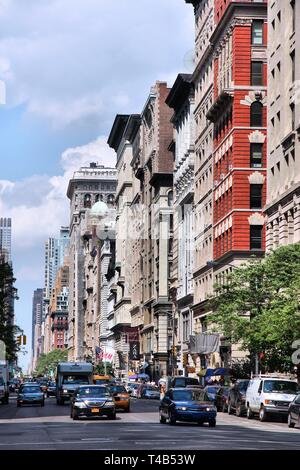 NEW YORK, Stati Uniti d'America - 5 Luglio 2013: la gente guida la Quinta Avenue di New York. New York City è visitato da 56 milioni di visitatori annui (2014). Venti milioni di peopl Foto Stock