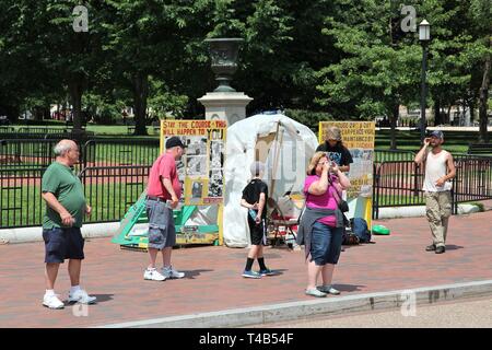 WASHINGTON, STATI UNITI D'America - 13 giugno 2013: Veglia di attivisti per la pace a Washington DC. La Casa Bianca Veglia di pace sta qui dal 1981. Foto Stock