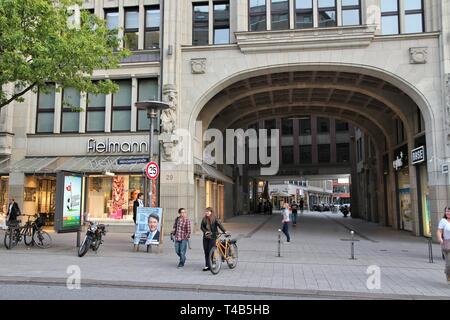 Amburgo, Germania - 28 agosto 2014: la gente visita Rathausmarkt, la piazza principale di Amburgo. Con 1.7 milioni di persone ad Amburgo è la seconda più grande città in Foto Stock