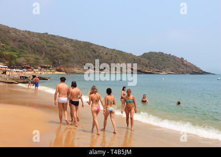 BUZIOS, Brasile - 16 ottobre 2014: la gente visita Joao Fernando Spiaggia di Buzios, stato di Rio de Janeiro in Brasile. Il Brasile ha avuto 5.17 milioni di visitatori nel Foto Stock