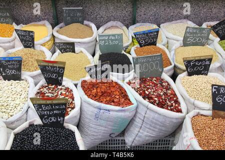 CURITIBA, Brasile - 7 ottobre 2014: mercato comunale a Curitiba, in Brasile. Il mercato risale a 1820s. Curitiba è la 8 città più popolosa del Br Foto Stock