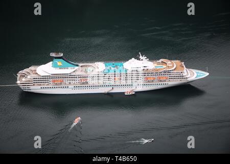 GEIRANGER, Norvegia - Luglio 19, 2015: MV Artania in nave da crociera Geiranger, Norvegia. La nave è stata fatta nel cantiere navale di Helsinki da Wartsila. Esso è azionato da Foto Stock