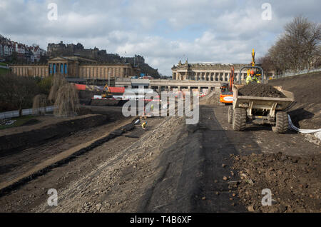 Edinburgh, Regno Unito. Il 9 aprile 2019. Lavori pesanti progressi su est di Princes Street Gardens. Il progetto comprende la realizzazione di un nuovo percorso accessibile, nuova architettura paesaggistica e w Foto Stock