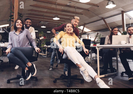 Business team di sviluppatori di software per divertirsi in ufficio Foto Stock