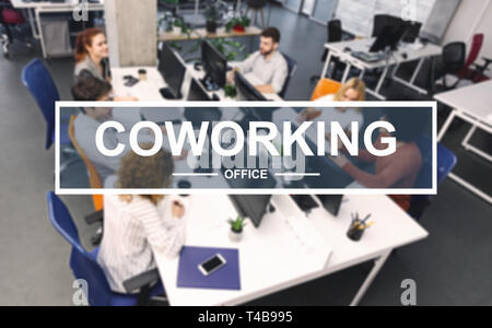 Young business team che lavora in un ufficio moderno Foto Stock