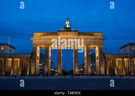 Famoso neoclassico illuminato Porta di Brandeburgo (Brandenburger Tor) di Berlino, Germania, la sera. Foto Stock