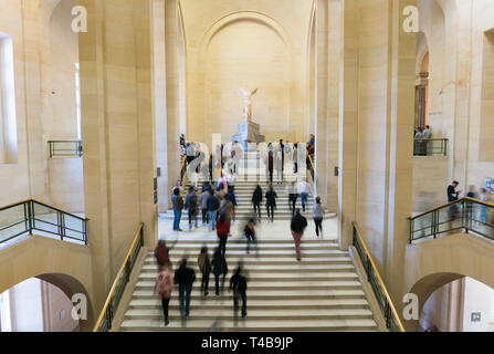 Parigi, Francia - 31 Marzo 2019: la gente su scale guardare la Vittoria Alata di Samotracia. Foto Stock