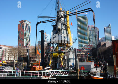 La raccolta di olio piattaforma.il vecchio sistema industriale. L'unità di comando. energy storage Foto Stock