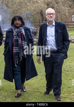 Leader laburista Jeremy Corbyn e shadow home secretary Diane Abbott durante una visita a Sunnyvale Pesca e Attività Outdoor Center, una gioventù per la riduzione della criminalità nel progetto Calderdale, Yorkshire. Foto Stock