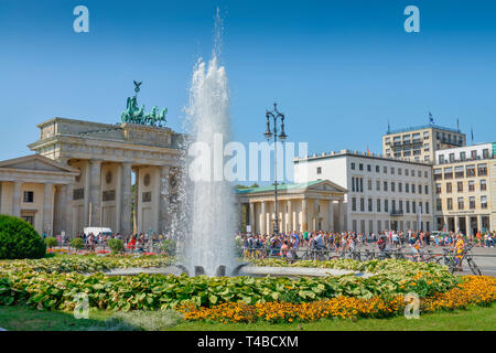 Brandenburger Tor, Pariser Platz, nel quartiere Mitte di Berlino, Deutschland Foto Stock