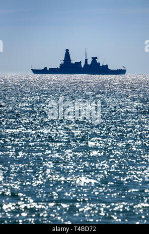 Silhouette di un Royal Navy tipo 45 cacciatorpediniere - costruito da BAE Systems Foto Stock