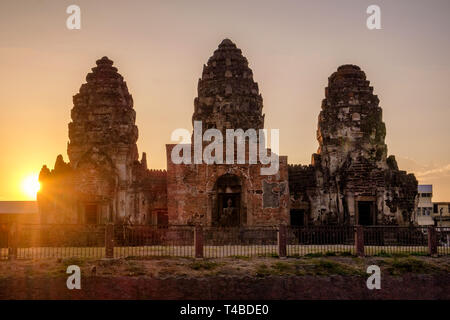 Tramonto su antico monumento (Phra Prang Sam Yot) stile khmer con le scimmie Foto Stock