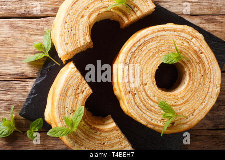 Tedesco per la torta ad albero, Baumkuchen è talvolta noto anche come torta piramide, o torta allo spiedo close-up sul tavolo. parte superiore orizzontale vista da sopra Foto Stock