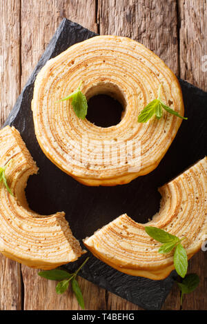 Tedesco per la torta ad albero, Baumkuchen è talvolta noto anche come torta piramide, o torta allo spiedo close-up sul tavolo. Verticale in alto vista da sopra Foto Stock