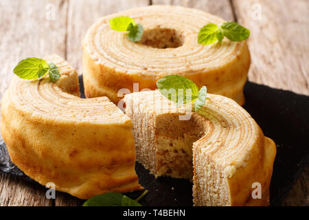 Appena sfornati polacchi e lituani, sakotis raguolis, torta sekacz vicino sul tavolo orizzontale. Foto Stock