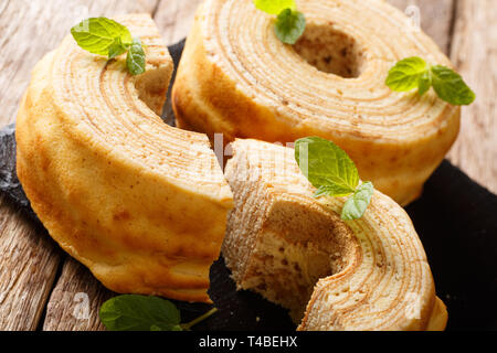 Festa tradizionale polacchi e lituani, sakotis raguolis, torta sekacz vicino sul tavolo orizzontale. Foto Stock