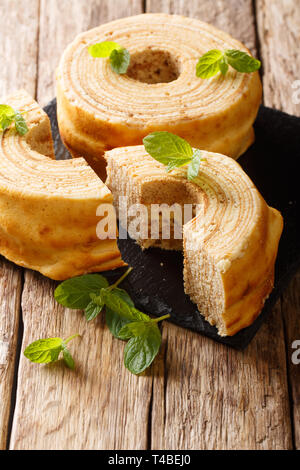 Sakotis, raguolis, sekacz deliziosi piatti polacchi e lituani torta decorata con la menta vicino sul piano verticale. Foto Stock