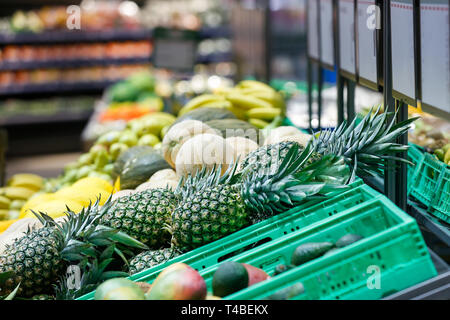 Disimballato, freschi frutti esotici in un self-service supermercato. Zero-movimento dei rifiuti e della filosofia di un commercio sostenibile e organica concezione di generi alimentari. Foto Stock