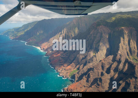 Vista aerea della bellissima Costa Napali sull'isola hawaiana di Kauai, Hawaii, STATI UNITI D'AMERICA Foto Stock