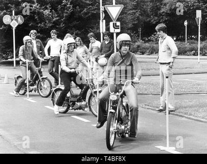 Gli alunni di Geschwister-Scholl-Schule di Hannover (Germania) il 2 luglio 1979 durante il ciclomotore lezione di guida. | Utilizzo di tutto il mondo Foto Stock