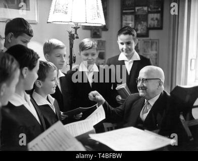 Tedesco conduttore corale Rudolf Mauersberger ripete con ragazzi di Dresda coro Kreuzchor a Dresda, DDR, 27 gennaio 1964. Mauersberger è nato il 29 gennaio 1889 in Mauersberg e morì il 22 febbraio 1971 a Dresda. | Utilizzo di tutto il mondo Foto Stock