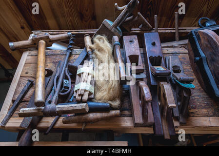 Vecchi strumenti in cantiere in cui i tradizionali fiume Tago barche sono costruiti e riparati in Sarilhos Pequenos village a moita, Portogallo Foto Stock