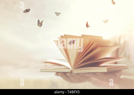 Surreale momento di libertà per le farfalle in uscita di un libro aperto Foto Stock