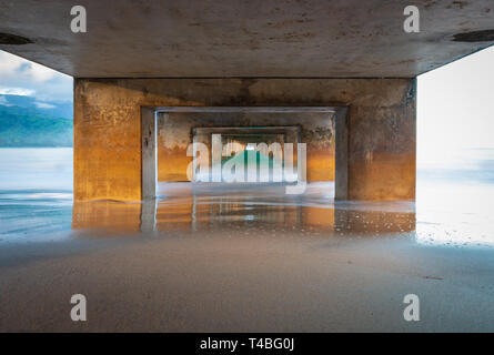 Al di sotto di Hanalei Pier nella Baia di Hanalei, sull'isola hawaiana di Kauai, usa la mattina presto Foto Stock