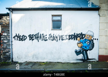 Lingua gallese Graffiti da James Ame - Ame72 (il 'Lego Guy) - su pareti in Aberystwyth. "Tybed Beth Mae Hyn yn Ei Ddweud - mi chiedo che cosa questo dice". 10 marzo 2019 Foto Stock