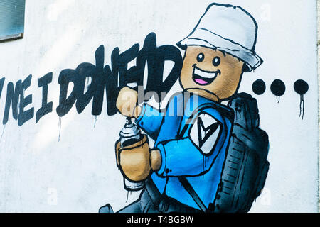 Lingua gallese Graffiti da James Ame - Ame72 (il 'Lego Guy) - su pareti in Aberystwyth. "Tybed Beth Mae Hyn yn Ei Ddweud - mi chiedo che cosa questo dice". 10 marzo 2019 Foto Stock