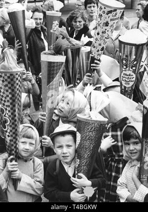 Antipasti scuola con le loro madri sul loro primo giorno di scuola (07.09.1967). Essi hanno ricevuto i cappucci gialli da la sicurezza stradale in modo da renderle visibili per i conducenti e naturalmente la tradizionale Schultuete, Grande cornetti fatti di cartone riempito con i dolci. +++(c) dpa - Relazione+++ | Utilizzo di tutto il mondo Foto Stock