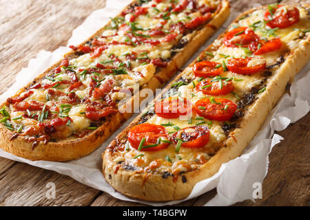 Casseruola calda sandwich con bacon, funghi, pomodori e mozzarella vicino sul tavolo orizzontale. Foto Stock