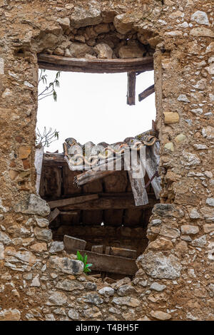 Vetro rotto e tetto inclinato in casa abbandonata. Abruzzo Foto Stock