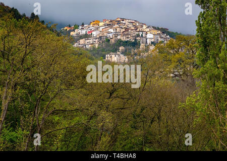 Villaggio sulla collina in un giorno nuvoloso. Preazza, Abruzzo Foto Stock