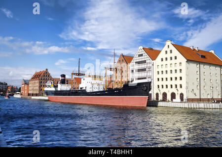 Il centro della città di Gdansk con barche nel porto, Polonia Foto Stock