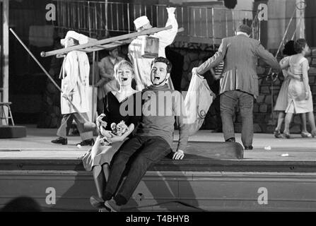 La storia di Parigi 'Nicole' in tre atti di Ernst Nebhut con la musica di Michael Jary viene eseguita per la prima volta nel teatro dell'opera di Norimberga di Domenica, 06 gennaio 1963. La foto mostra Freia Lahn (sinistra), che interpreta il ruolo di Nicole. | Utilizzo di tutto il mondo Foto Stock