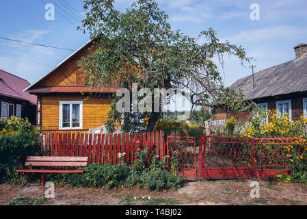 Decorate casa nel villaggio Soce sulla cosiddetta Terra di ante aperte del sentiero, famosa per l'architettura tradizionale nel Voivodato Podlaskie, Polonia Foto Stock