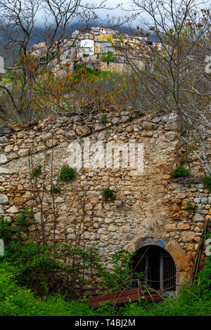 Rovine abbandonate borgo rurale in Appennino, Prezza, Abruzzo Foto Stock