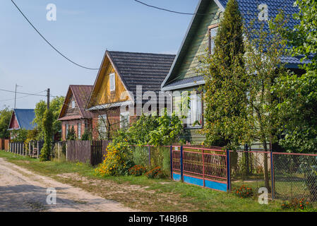 Case decorate in Soce villaggio sulla cosiddetta Terra di ante aperte del sentiero, famosa per l'architettura tradizionale nel Voivodato Podlaskie, Polonia Foto Stock